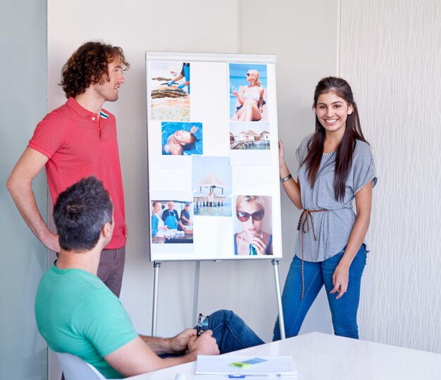 Kreative Frau und Porträt mit Whiteboard in der Präsentation für Brainstorming Planung oder Design von Zeitschrift Weibliche Moderatorin Idee und Bild für das Schreiben von Stück oder Artikel im modernen Büro