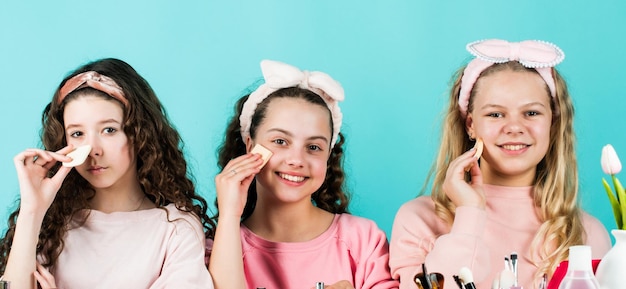 Kreative Freundschaft und Schwesternschaft Familie Bindungszeit Kindheit Glück Retro-Kinder Make-up Hautpflege Kosmetik für Kinder Schönheit und Mode drei glückliche Mädchen beim Friseur