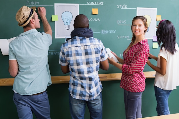 Foto kreative geschäftsleute bei der arbeit von blackboard