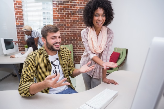 Kreative Geschäftsleute, die Computer verwenden