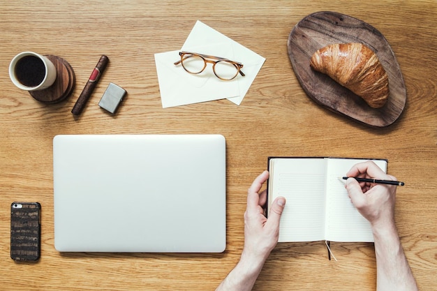 Kreative Komposition aus stilvollem Hipster-Arbeitsbereich mit Laptop- und Bürozubehör Retro-inspiriertes Zubehör Vorlage Kopierbereich xA