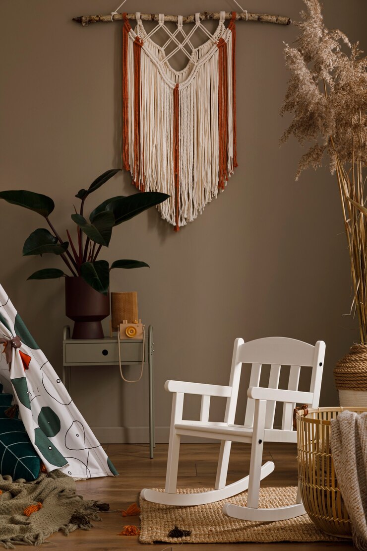 Foto kreative komposition aus stilvollem wohnzimmer-innendesign mit holzkommode-pflanzen, dekoration und accessoires retro- und vintage-konzept neutrale wände parkettboden