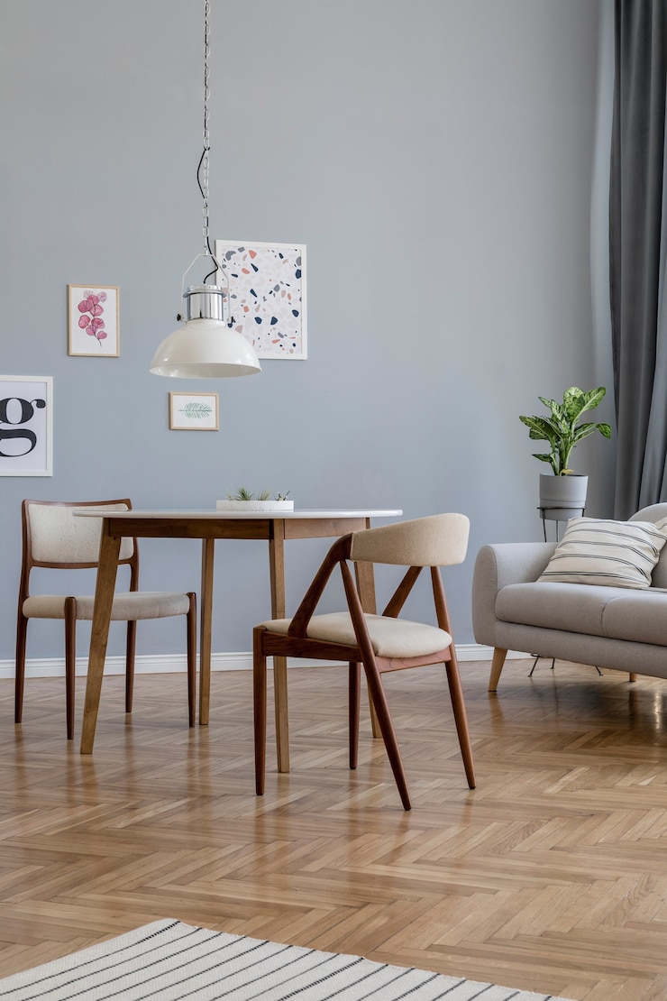Foto kreative komposition aus stilvoller skandinavischer wohnzimmereinrichtung mit posterrahmen, sofa, holzkommode, stuhl, pflanzen und accessoires. neutrale wände, parkettboden.