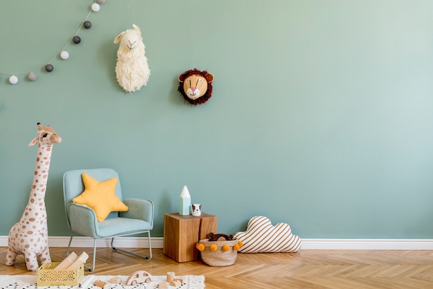 Kreative Komposition aus stilvoller und gemütlicher Kinderzimmereinrichtung mit Eukalyptuswand, Plüschspielzeug, Möbeln und Accessoires. Parkettboden. Platz kopieren. Vorlage.