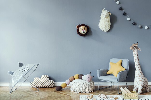 Kreative Komposition aus stilvoller und gemütlicher Kinderzimmereinrichtung mit Eukalyptuswand, Plüschtieren, Möbeln und Accessoires. Parkettboden. Platz kopieren. Vorlage.