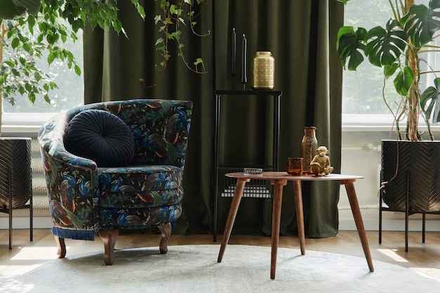 Kreative Komposition der Innenarchitektur des Wohnzimmers mit entworfenem Sessel, Couchtisch aus Holz, Pflanzen und goldenen Accessoires. Urban Jungle-Konzept. Vorlage.