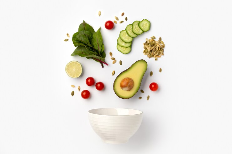 Foto kreative komposition mit salatzutaten und keramikschale
