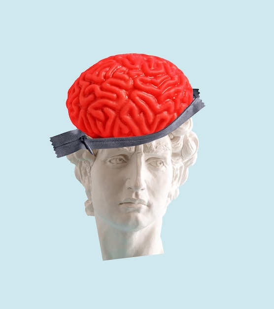 Kreative Kunstcollage einer antiken Statue, aus deren Kopf ein Gehirn fliegt
