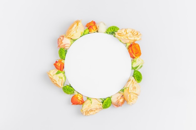 Kreative Layoutkomposition von Blumen