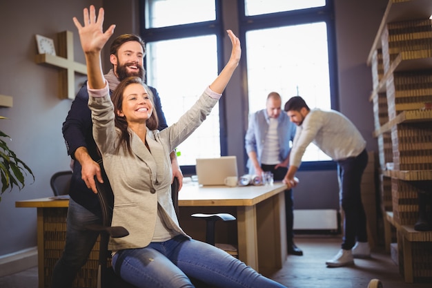 Kreative mitarbeiter genießen im büro