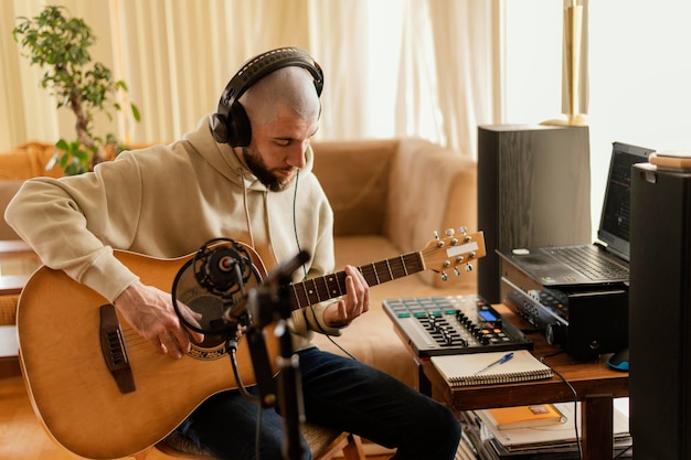 Foto kreative person, die musik zu hause übt