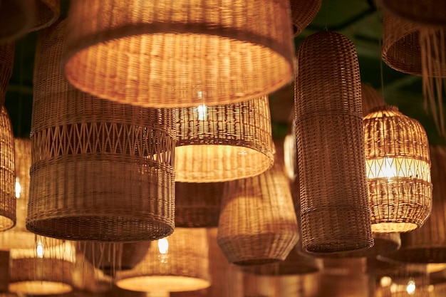 kreative Plafonds aus Weidenkörben im Restaurant Plafonds aus hölzernen Weidenkörben