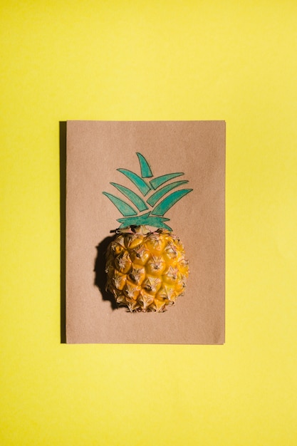 Foto kreative tropische grußkarten mit ananas