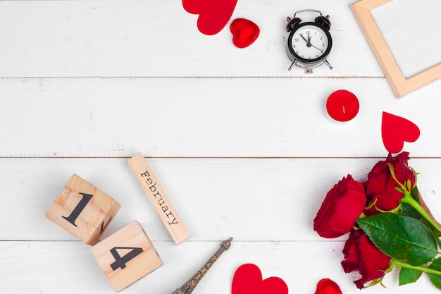 Kreative Valentine Day romantische Zusammensetzung flach legen Draufsicht Liebe Feiertagsfeier roten Herzen Kalenderdatum