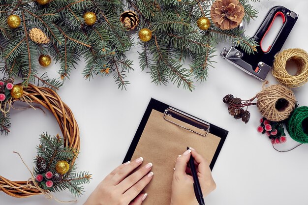 Kreative weihnachten diy frau, die handgemachten weihnachtskranz nach hause freizeitwerkzeuge schmuck und details für...