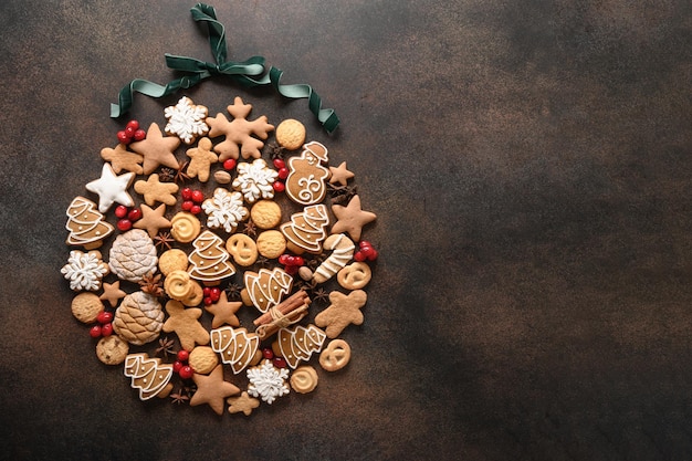 Kreative Weihnachtskugel aus hausgemachten Plätzchen Preiselbeeren auf braunem Hintergrund