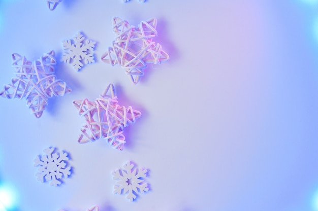 Kreative weihnachtsweißstern- und -schneeflockendekoration auf neonpurpur