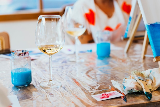 Kreative Weinmalerei Frauen, die sich mit Pinsel und Wein ausdrücken