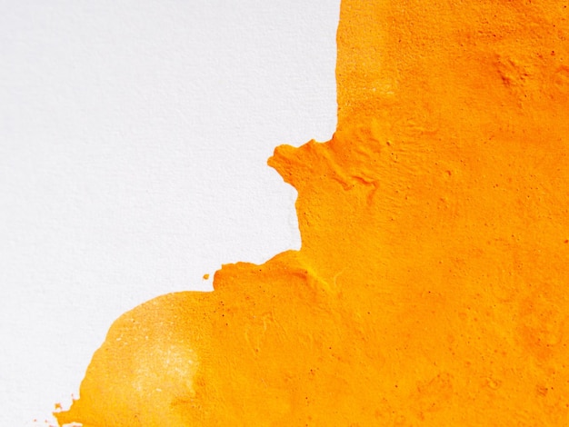 Kreativer Aquarellkunsthintergrund. Orangefarbenes Muster des bunten Spritzens, Weißbuchhintergrund