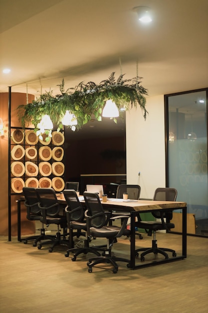 Kreativer Arbeitsbereich im warmen, hellen Besprechungsraum eines modernen Büros