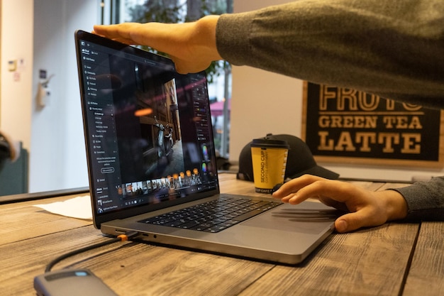 Kreativer Arbeitsprozess in einem gemütlichen Coffeeshop Fotobearbeitung und Farbbewertung