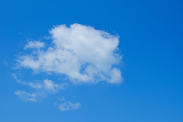 Kreativer blauer Himmel und weißer Wolken-Hintergrund