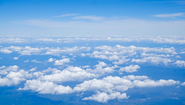 Kreativer blauer Himmel und weißer Wolken-Hintergrund