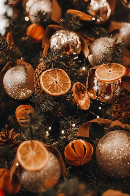 Kreativer Christbaumschmuck aus getrockneten Orangenscheiben und Mandarinen zum Jahreswechsel