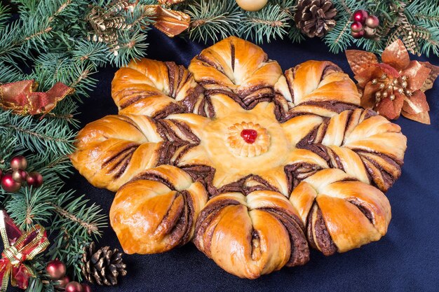 Kreativer hausgemachter Kuchen aus Hefeteig gefüllt mit Schokolade für die Weihnachtsfeier