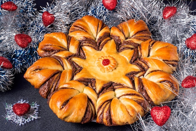 Kreativer hausgemachter Kuchen aus Hefeteig gefüllt mit Schokolade für die Weihnachtsfeier