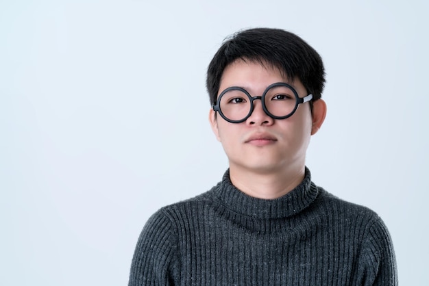 Kreativer, intelligenter asiatischer Mann mit Brille, emotionales Gesichtsporträt mit Glück und selbstbewusstem, weißem Hintergrund