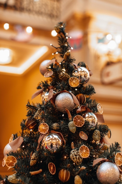 Kreativer interessanter Weihnachtsbaum, der mit getrockneten Orangen, Mandarinen, Tannenzapfen geschmückt ist