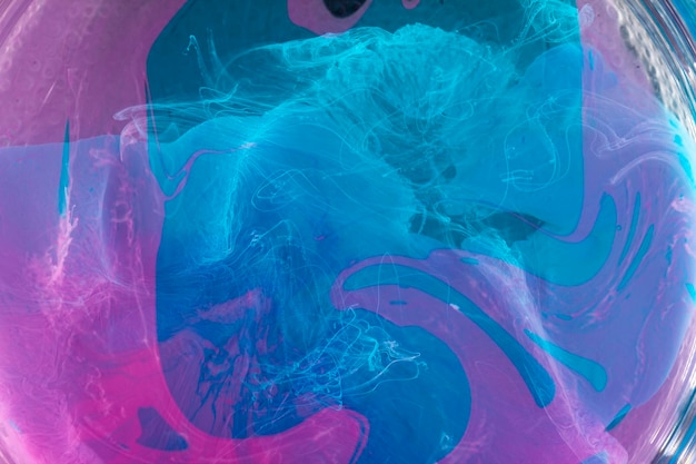 Kreativer mehrfarbiger Hintergrund mit abstrakt gemalten Wellen