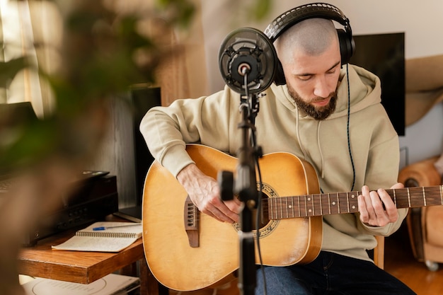 Foto kreativer musiker, der zu hause übt