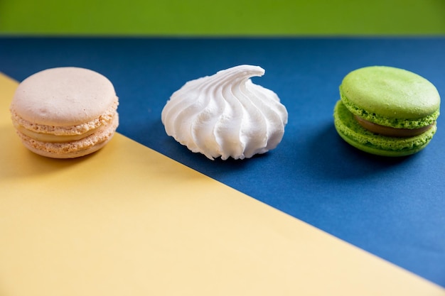 Kreativer Stil bunter französischer Kekse Makronen Banner im Pop-Art-Stil, Makronen, kreatives Stillleben mit französischen köstlichen Dessertkeksen auf buntem Hintergrund, Ansicht von oben