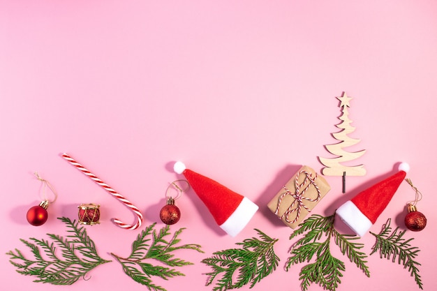 Kreativer Weihnachtsplan aus Nikolausmütze und Deko