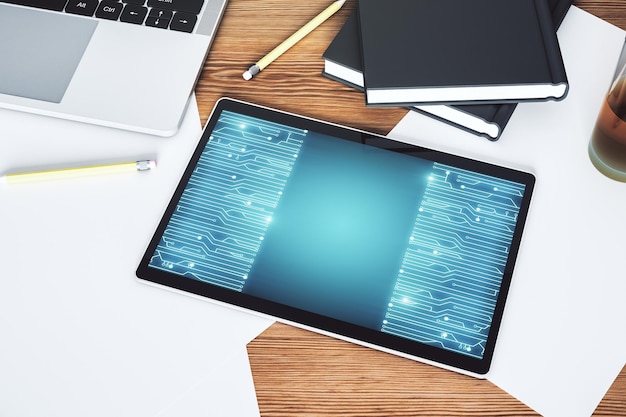 Kreatives abstraktes Mikrochip-Hologramm auf modernem digitalem Tablet-Display, künstlicher Intelligenz und Konzept des maschinellen Lernens. Ansicht von oben. 3D-Rendering