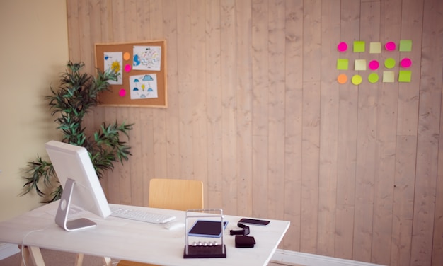 Kreatives Büro mit cooler Holzverkleidung