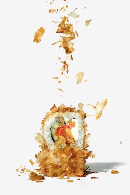 Kreatives Foto von Sushi-Rollen mit Lachs, bestreut mit getrockneten Tintenfischspänen. Weißer Hintergrund, Nahaufnahme