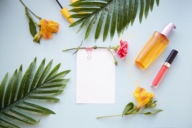 Kreatives frisches Kosmetikflaschenmodell und helle Blumen Postkarten- oder Einladungsmodell Draufsicht Kopierbereich Hochwertiges Foto