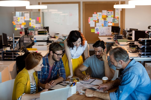 Kreatives Geschäftsteam, das eine Besprechung im Büro hat