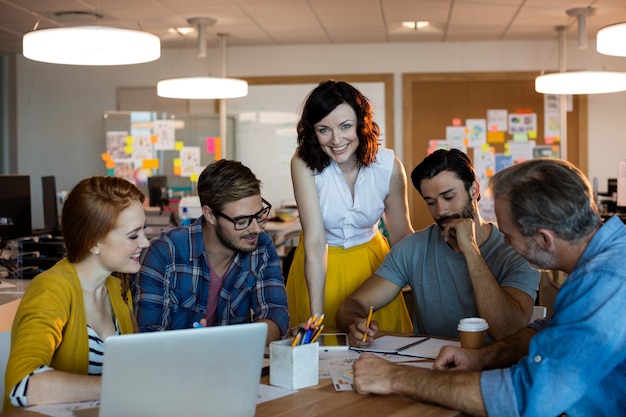 Kreatives Geschäftsteam, das eine Besprechung im Büro hat