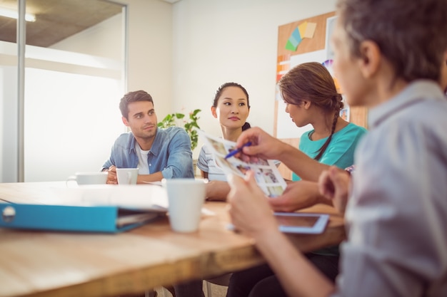 Kreatives Geschäftsteam, das im Büro sich bespricht