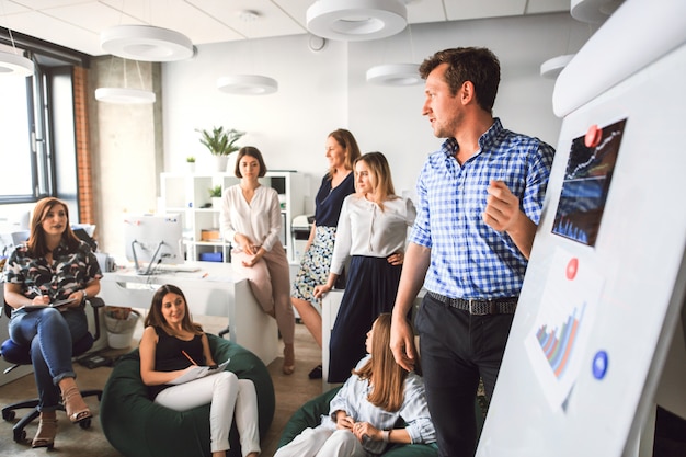 Kreatives Geschäftsteam im Büro, das dem Chef zuhört