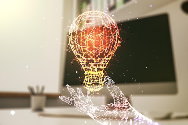 Kreatives Glühbirnen-Hologramm und moderner Schreibtisch mit Computer im Hintergrund Ideenkonzept Mehrfachbelichtung
