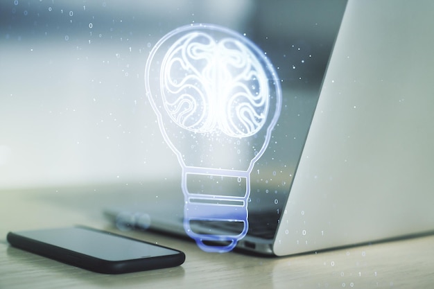 Kreatives Ideenkonzept mit Glühbirne und Abbildung des menschlichen Gehirns auf modernem Laptop-Hintergrund Neuronale Netze und maschinelles Lernkonzept Mehrfachbelichtung