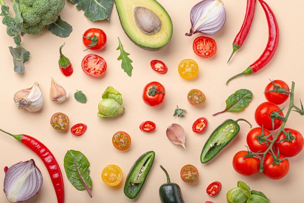 Kreatives Kochen gesunder Bio-Lebensmittel-Konzepthintergrund aus buntem Obst und Gemüse