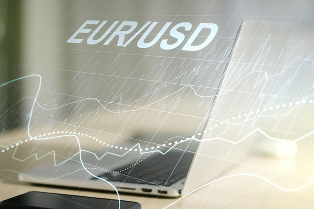 Kreatives Konzept der Darstellung des EURO-USD-Finanzdiagramms auf modernem Laptop-Hintergrund Handels- und Währungskonzept Mehrfachbelichtung