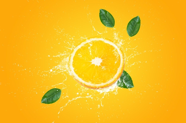 Foto kreatives layout aus frisch geschnittenen orangen und orangenfrüchten sowie spritzendem wasser auf orangefarbenem hintergrund