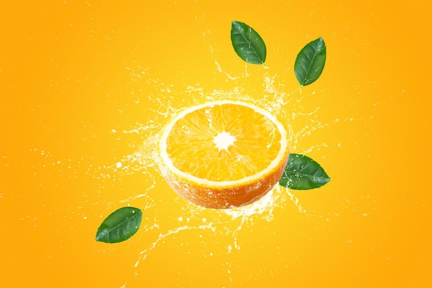 Kreatives Layout aus frisch geschnittenen Orangen und Orangenfrüchten und spritzendem Wasser auf rosa Hintergrund